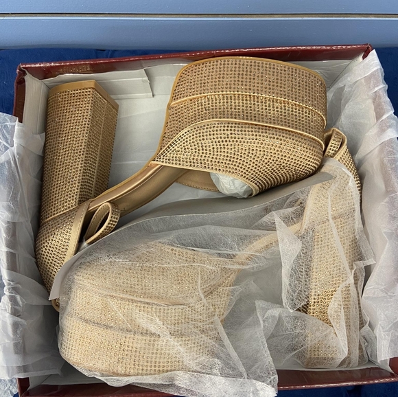 Platform Rounded Toe Block High Heeled Sandals - Picture 6 of 7